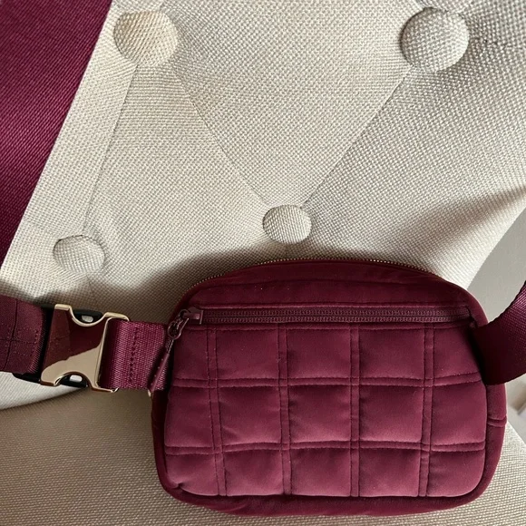 NWT Everywhere Belt Bag Quilted Velour 1L
Color: wine berry
Size: ONE SIZE - Picture 3 of 4